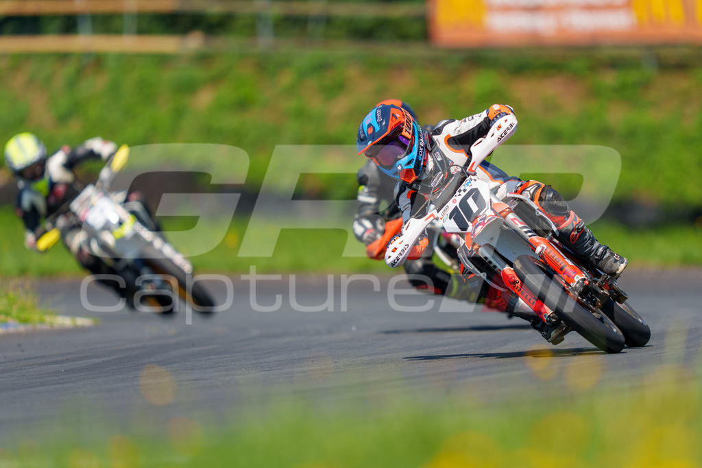 G-Cup + Supermoto Staatsmeisterschaft + Hungarian Supermoto Championship | GRIPcapture steht für authentische Sportfotografie in Österreich – für Momente, die mehr sind als Geschwindigkeit oder Ergebnis. Es geht um Emotion, Spannung, Fokus und den Augenblick, der oft nur einen Wimpernschlag dauert.Ob Motorsport, Teamsport oder 
