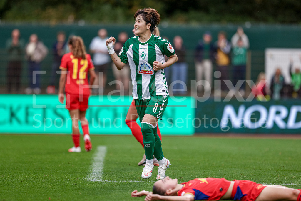 Fussball, Google Pixel Frauen-Bundesliga, SV Werder Bremen - RB Leipzig | Torschützin Mei Shimada (SV Werder Bremen, 8) mit Torjubel, Jubel, jubeln, jubelt, optimistisch, Spielszene, Highlight, Freude über das Tor zum 1:0, DIE DFB-RICHTLINIEN UNTERSAGEN JEGLICHE NUTZUNG VON FOTOS ALS SEQUENZBILDER UND/ODER VIDEOÄHNLICHE FOTOSTRECKEN. DFB REGULATIONS PROHIBIT ANY USE OF PHOTOGRAPHS AS IMAGE SEQUENCES AND/OR QUASI-VIDEO.