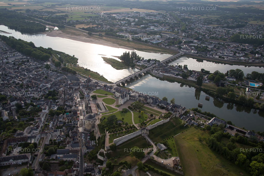Aerial view: View of the town in Amboise in the state Indre et Loire, France.Photo: IMG_082397.jpg taken on 06/20/2015 by Werner Riehm/FLY-FOTO.comResolution of the original: 5472 x 3648 px
