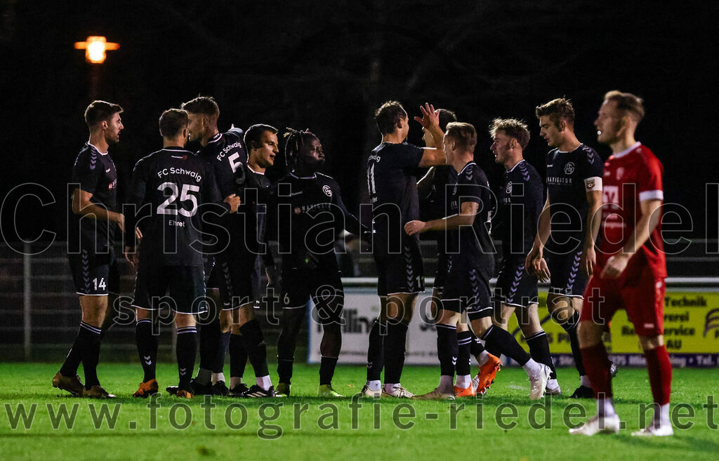 2023-10-27_044_VfB_Hallbergmoos_gegen_FC_Schwaig | Hallbergmoos, Deutschland, 27.10.2023:
Fußball, Landesliga Südost 2023 / 2024, 18. Spieltag, VfB Hallbergmoos gegen FC Schwaig, Endergebnis: 2:3

Jubel nach dem 0:1 durch Vincent Sommer (FC Schwaig, #10)

Foto: Christian Riedel / fotografie-riedel.net