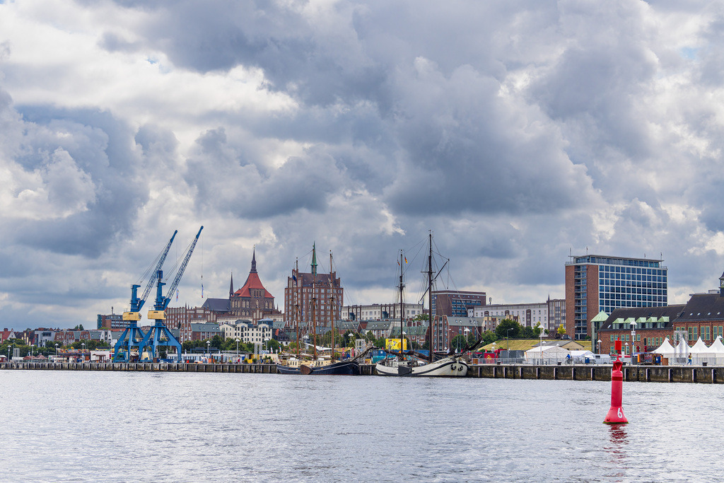 Blick über den Fluss Warnow auf die Hansestadt Rostock | Blick über den Fluss Warnow auf die Hansestadt Rostock.