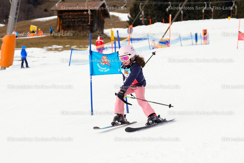 SRF_02.01.2026_1057 | Skirennfotos,Serfaus,Fiss,Ladis,Kinderskirennen,Winter,Tirol,Oberland,skirace,SFL,feelfree,weil wir's genießen,ski,Ski,skifahren,Sonnenplateau, - Realisiert mit Pictrs.com