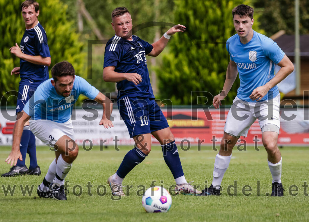 2023-08-26_091_FC_Langengeisling_gegen_TuS_Raubling | Erding, Deutschland, 26.08.2023:
Fußball, Bezirksliga Oberbayern Ost 2023 / 2024, 6. Spieltag, FC Langengeisling gegen TuS Raubling, Endergebnis: 2:0

Lucas Seeholzer (FC Langengeisling, #2), Alexander Lallinger (TuS Raubling, #10), Paul Bucher (FC Langengeisling, #18)

Foto: Christian Riedel / fotografie-riedel.net