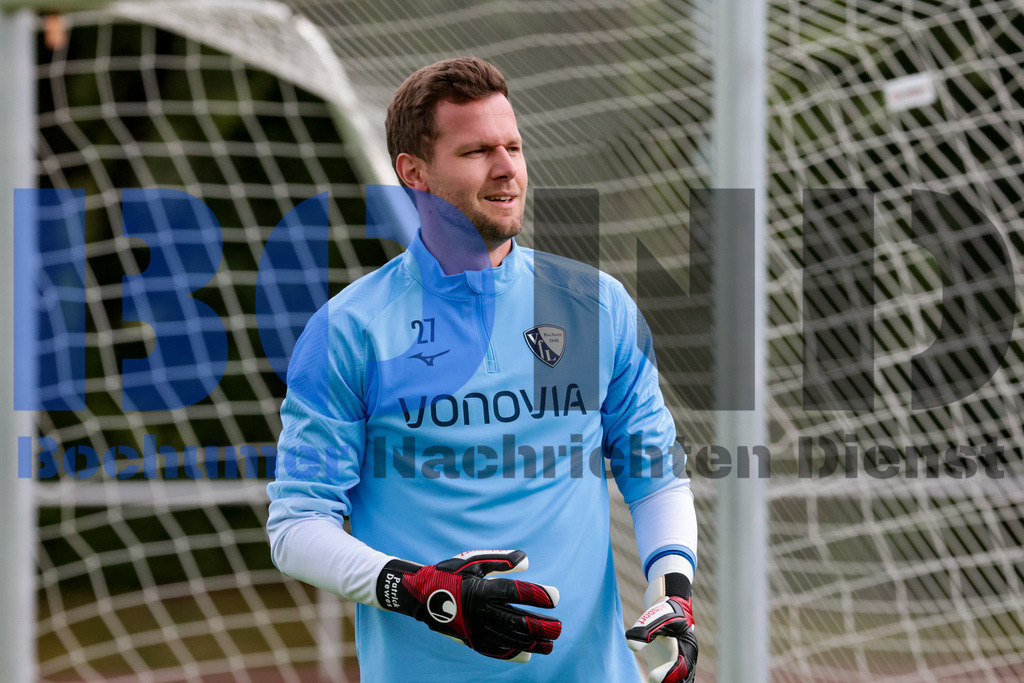 1. Fussball Bundesliga:  Trainingsauftakt VfL Bochum 1848 {date} -  | {headline}(Foto: Sebastian Sendlak / BOND)DFL regulations prohibit any use of photographs as image sequences and/or quasi-videos. - Realisiert mit Pictrs.com