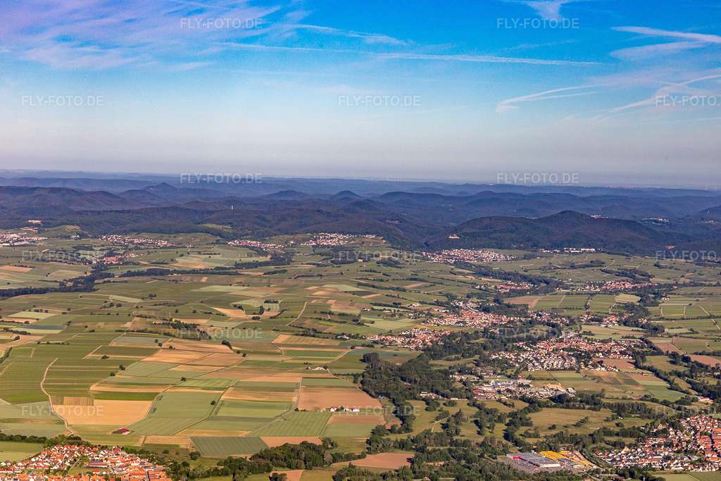Luftbild: Südpfalz Panorama Klingbachtal im Ortsteil Mühlhofen in Billigheim-Ingenheim im Bundesland Rheinland-Pfalz in Deutschland. Foto: IMG_132235.jpg vom 28.05.2022 durch Werner Riehm/FLY-FOTO.deWWW.STEINWEILER.EU