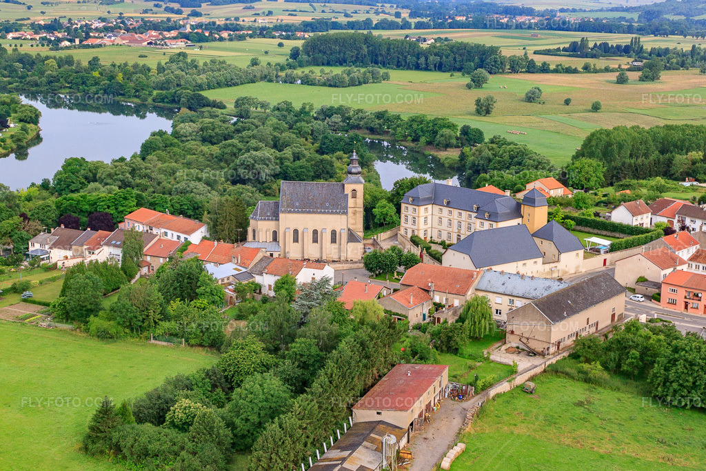 Aerial view: Église Saint-Michel and Château de Berg - boutique hotel & event in Berg-sur-Moselle in the state Moselle, France. – Photo: IMG_050670.jpg taken on 06/24/2012 by Werner Riehm/FLY-FOTO.com – Resolution of the original: 4314 x 2876 px – Château de Berg – STBENOITDECATTENOM.OVER-BLOG.COM