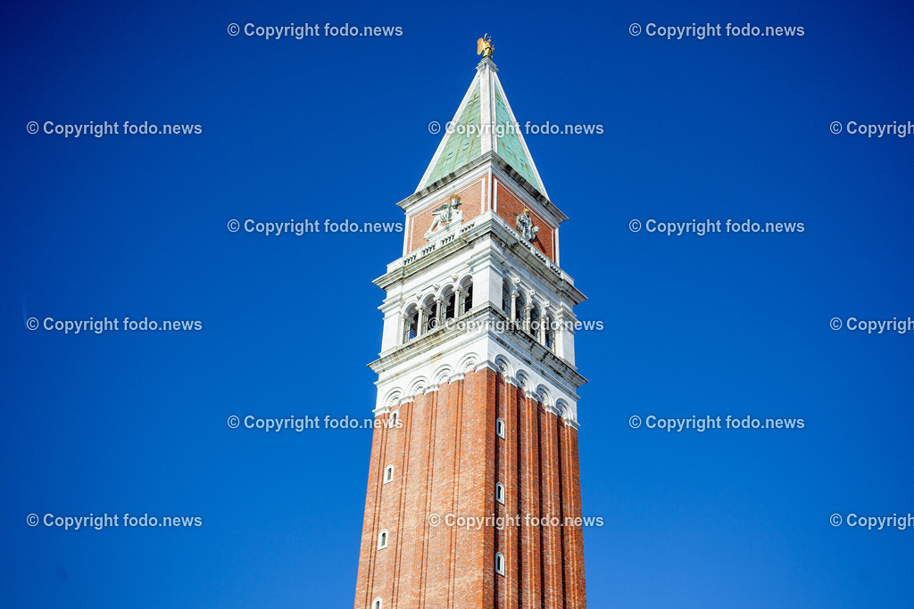 Italien_ Venedig_ 03.03.2025-11 | 03.03.2025, Italien, ITA, Venetien, Venedig, im Bild Venedig, Stadtansichten, Touristen, Reisefeature, Karneval, Masken, maskiert, venezianisch, Reise, Venedig, Venezia, Venetien, Stadtansicht, Campanile, Canale Grande, Markusplatz, Markuskirche, Touristen, Gondel, Gondolere, Faehre, Motorboot, Wassertaxi, Vaporetto, Adria, Lagune, Pfahlbauten, Bruecke, Rialtobruecke, La Gondola, Dogenpalast, Italien, Creativ, Kreativ