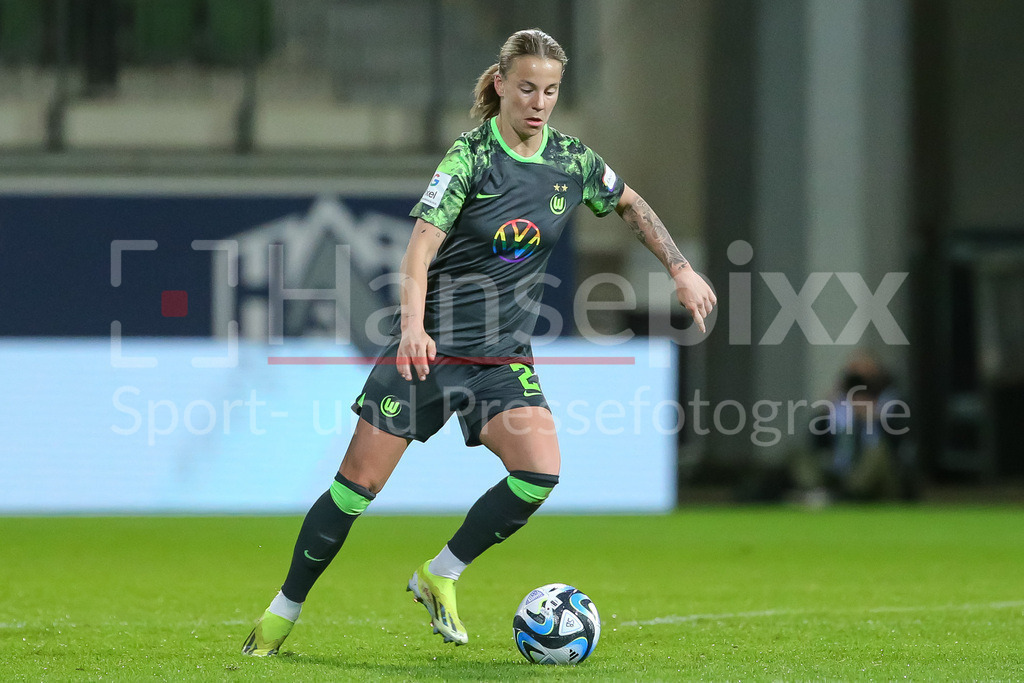 Fussball, Google Pixel Frauen-Bundesliga, VfL Wolfsburg - RB Leipzig | v.li.: Lynn Wilms (VfL Wolfsburg, 2) am Ball, Freisteller, Einzelbild, Ganzkörper, Aktion, Action, Spielszene, DIE DFB-RICHTLINIEN UNTERSAGEN JEGLICHE NUTZUNG VON FOTOS ALS SEQUENZBILDER UND/ODER VIDEOÄHNLICHE FOTOSTRECKEN. DFB REGULATIONS PROHIBIT ANY USE OF PHOTOGRAPHS AS IMAGE SEQUENCES AND/OR QUASI-VIDEO.