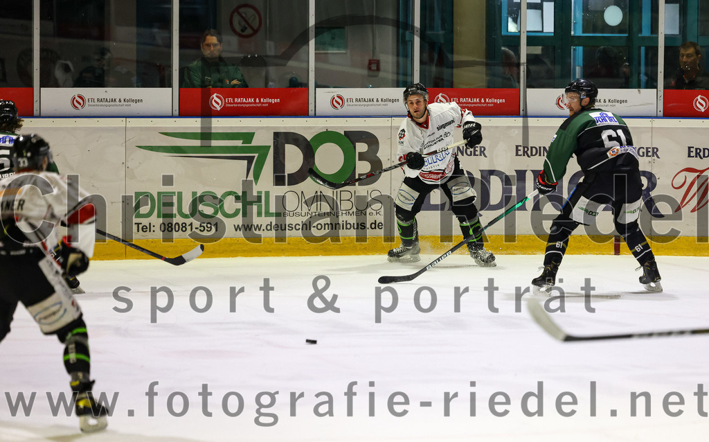 2022-11-06_034_TSV_Erding_gegen_EHC_Koenigsbrunn | Erding, Deutschland, 06.11.2022:
Eishockey, Bayernliga 2022 / 2023, 11. Spieltag, TSV Erding gegen EHC Königsbrunn, Endergebnis: 1:7

Roni Rukajärvi (Erding Gladiators, #61)

Foto: Christian Riedel / fotografie-riedel.net