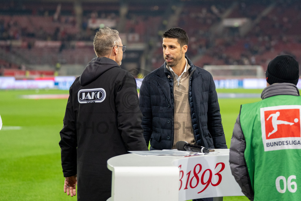 VfB Stuttgart vs. RB Leipzig, Fussball, 1. Bundesliga, 26. Spieltag, 15.03.2026 | Holger Laser (Stadionsprecher VfB Stuttgart) mit Sami Khedira,VfB Stuttgart vs. RB Leipzig, Fussball, 1. Bundesliga, 26. Spieltag, 15.03.2026Foto: photosbyphips/Philip Ziegler