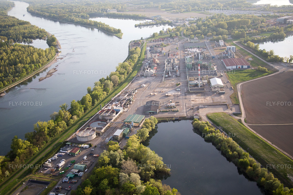 Vue aérienne: L'industrie sur le Rhin à Lauterbourg dans le département Bas Rhin, France.Photo: IMG_077982.jpg prise le 24/04/2015 par Werner Riehm/FLY-FOTO.euRésolution de l'original: 5472 x 3648 px