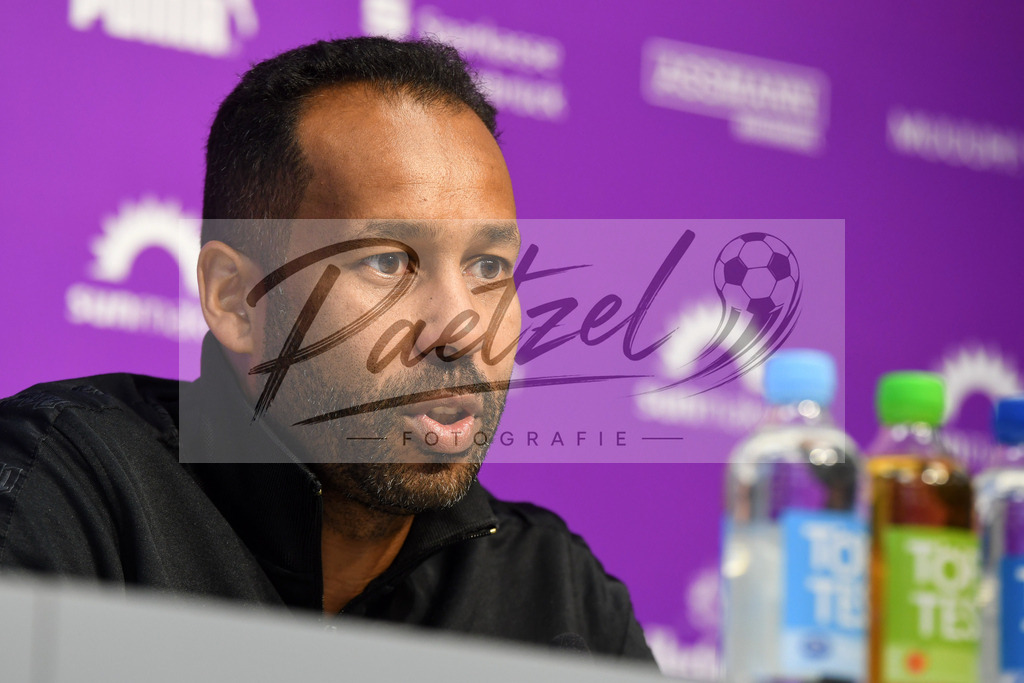 20200206_PKOSNA_0010 | Fußball, Herren: Trainer Daniel Thioune (VfL Osnabrueck) schaut waehrend der Pressekonferenz des VfL Osnabrueck im Stadion an der Bremer Bruecke am 06.02.2020 in Osnabrueck, Deutschland. - Realisiert mit Pictrs.com