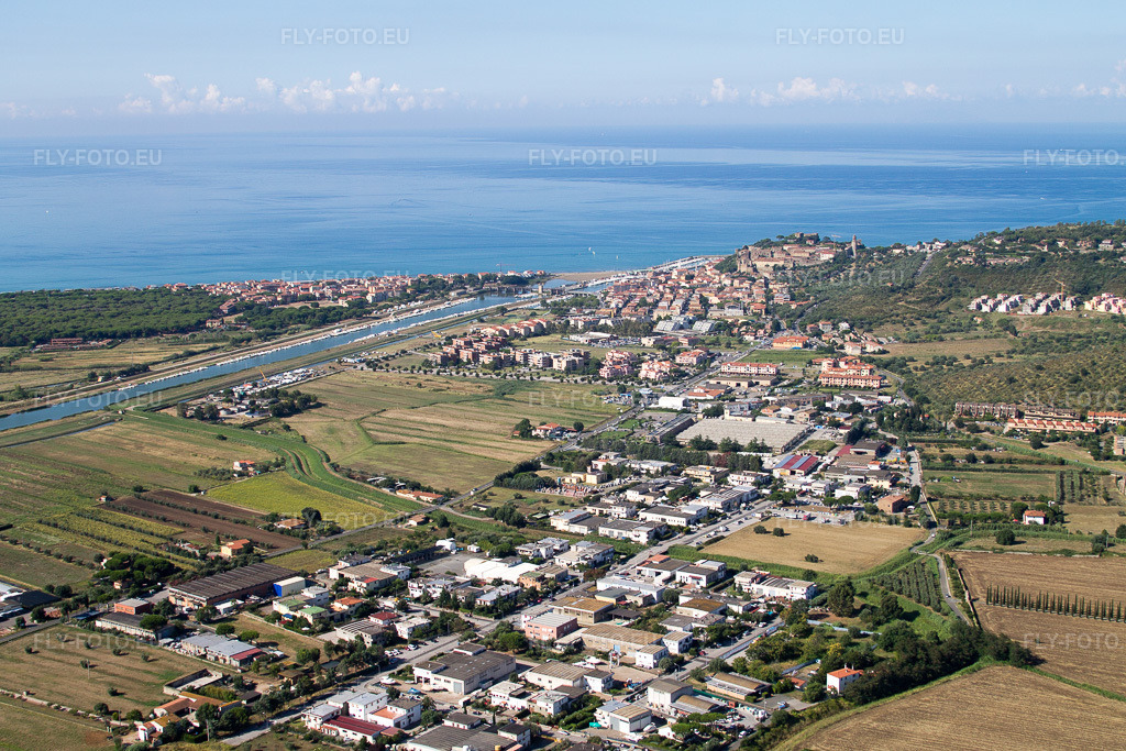 Vue aérienne: Vue de la ville à Castiglione della Pescaia dans le département Toscane, Italie. Photo: IMG_43751.jpg prise le 28/07/2011 par Werner Riehm/FLY-FOTO.eu – Résolution de l'original: 4272 x 2848 px