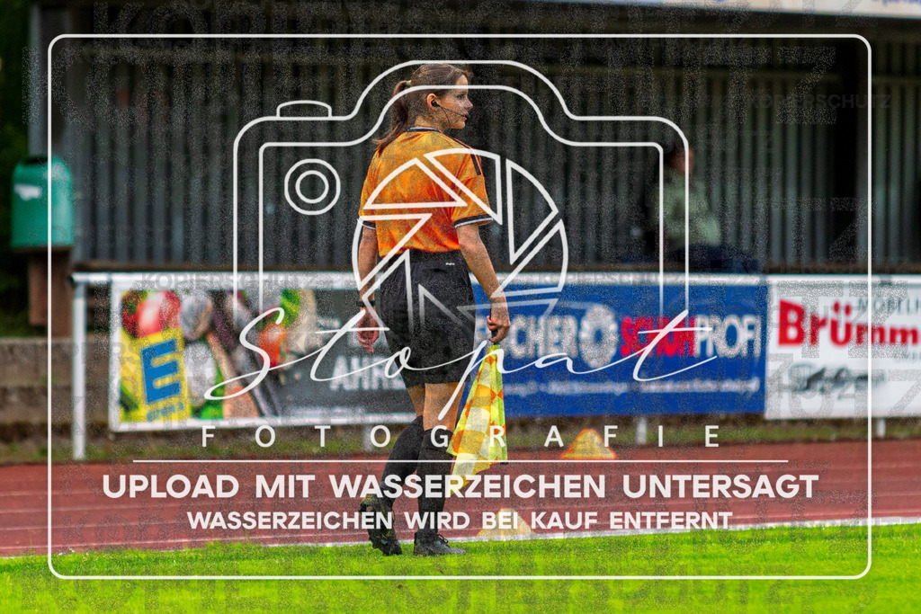 Bezirksliga Herren LG - TV Jahn Schneverdingen II vs. Buchholzer FC | Lina-Talea Renner (Schiedsrichterassistentin); Bezirksliga Herren LG - TV Jahn Schneverdingen II vs. Buchholzer FC am 15.05.26 in Osterwald-Stadion, Schneverdingen - Realisiert mit Pictrs.com