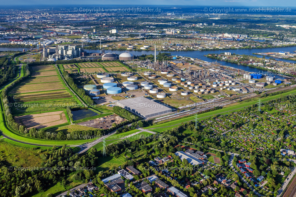 Hamburg_Moorburg_Holborn_Europa_Raffinerie_Gmbh_Industriegebiet_ELS_8759040823 | HAMBURG 04.08.2023 Raffinerie- Anlagen und Leitungssysteme auf dem Werksgelände des Mineralöl- Produzenten " HOLBORN Europa Raffinerie GmbH " in Hamburg - Harburg, Deutschland. Weiterführende Informationen bei: HOLBORN Europa Raffinerie GmbH. // Refinery equipment and management systems on the factory premises of the mineral oil manufacturers " HOLBORN Europa Raffinerie GmbH " in Hamburg - Harburg, Germany. Further information at: HOLBORN Europa Raffinerie GmbH. Foto: Martin Elsen