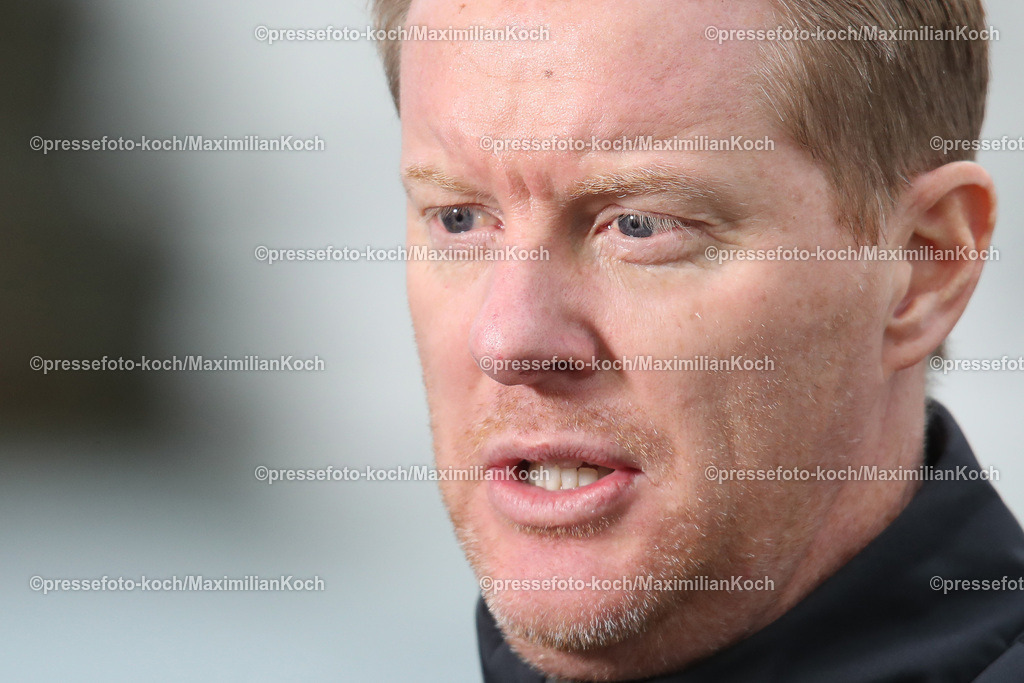 RWE06012402080 | 06.01.2024, Essen, Fußball, Herren, Stadion an der Hafenstraße, Testspiel, Rot-Weiss Essen – 1. FC Köln:  Der neue Cheftrainer Timo Schultz (1.FC Köln) bei seinem ersten Spiel für den Kölner FC. 
DFB regulations prohibit any use of photographs as image sequences and or quasi-video.