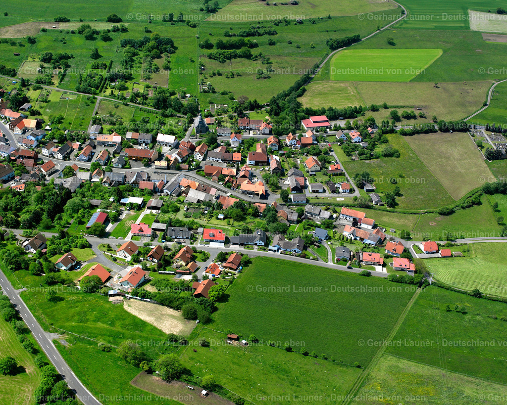 2614059 | HELPERSHAIN 09.06.2006 Landwirtschaftliche Nutzflächen und Feldgrenzen  umsäumen das Siedlungsgebiet des Dorfes in Helpershain im Bundesland Hessen, Deutschland // Agricultural land and field boundaries surround the settlement area of the village  in Helpershain in the state Hesse, Germany Foto: Gerhard Launer