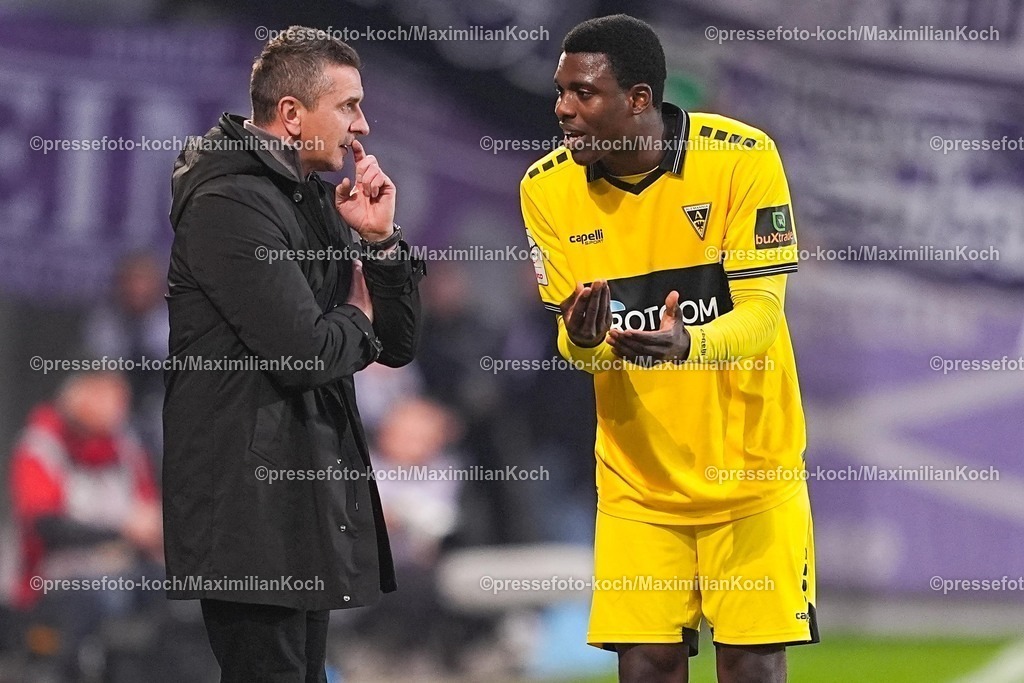 xYDRx17012601036 | 17.01.2026, xydrx, Fußball, 3.Liga, TSV Alemannia Aachen - VfL Osnabrück, Saison 2025 2026, Tivoli:  Mersad Selimbegovic (Cheftrainer TSV Alemannia Aachen) und Emmanuel Elekwa (TSV Alemannia Aachen #14) diskutieren wärend des Spiels      DFB regulations prohibit any use of photographs as image sequences and or quasi-video. Photo: xYannisxDreimannxPressefotoKochx