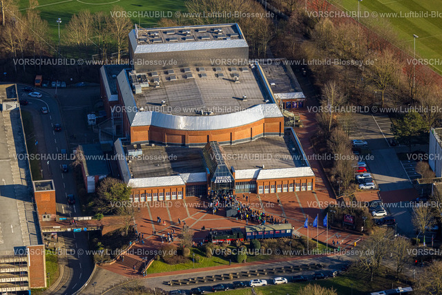 Bochum240103879 | Luftbild, Starlight Express Theater Musical-Eventhalle mit Menschenschlange am EIngang, Lok und Waggon Symbol, Grumme, Bochum, Ruhrgebiet, Nordrhein-Westfalen, Deutschland