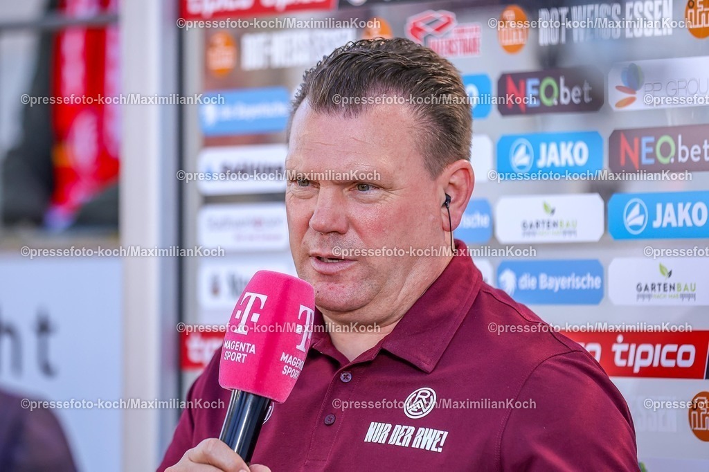 xKWIx26042601003 | 2026.04.26, xkwix, Fußball, 3.Liga, Rot-Weiss Essen - 1. FC Saarbrücken, Stadion an der Hafenstraße, 35.Spieltag, Saison 2025 / 2026: Uwe Koschinat (Rot-Weiss Essen Cheftrainer) beim Interview bei Magenta Sport DFB regulations prohibit any use of photographs as image sequences and or quasi-video. Photo: xKamilxWilkowskixPressefotoKochx