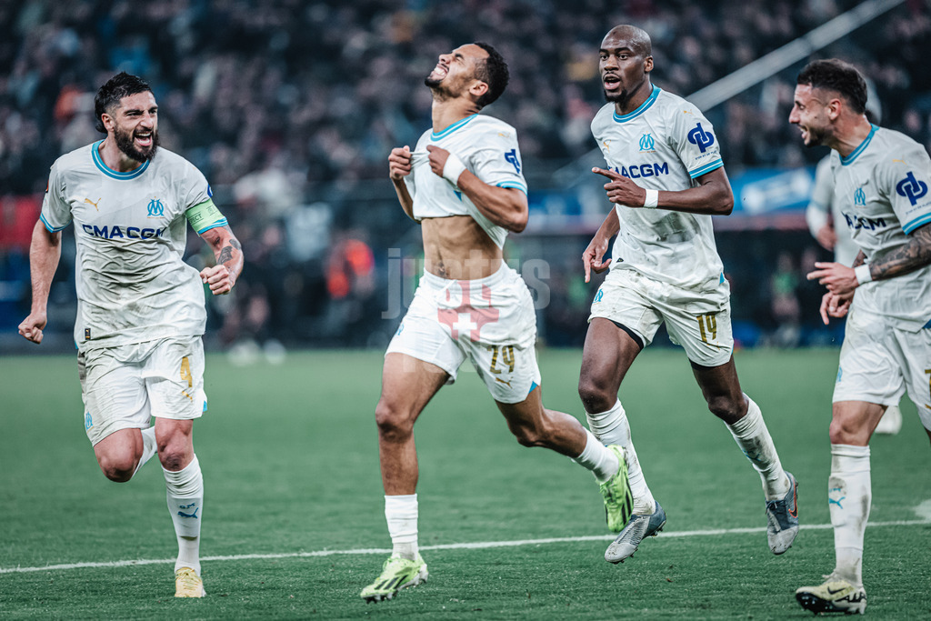 Fußball | Herren | Saison 2023/2024 | Play-Offs Europa League | FC Shakhtar Donetsk (UKR) vs. Olympique Marseille (FRA) | 15.02.2024 | v.l. Samuel Gigot (#4, Olympique Marseille), Torschütze Iliman Ndiaye (#29, Olympique Marseille), Geoffrey Kondogbia (#19, Olympique Marseille)