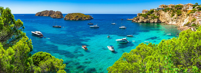 Panorama view of luxury boats yachts at bay of Costa de la Calma, beautiful coast of Mallorca island, Spain Mediterranean Sea | Panorama of luxury yachts boats at coast with turquoise sea water on Majorca Costa de la Calma, Spain Mediterranean Sea - Realisiert mit Pictrs.com
