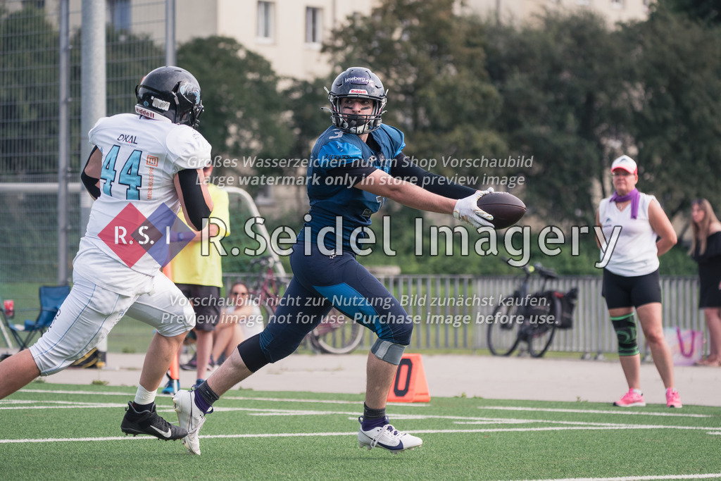 RS-1-130968 | Arnau Bruns Riu (#3, Blue Devils) trägt den Ball über die Goalline