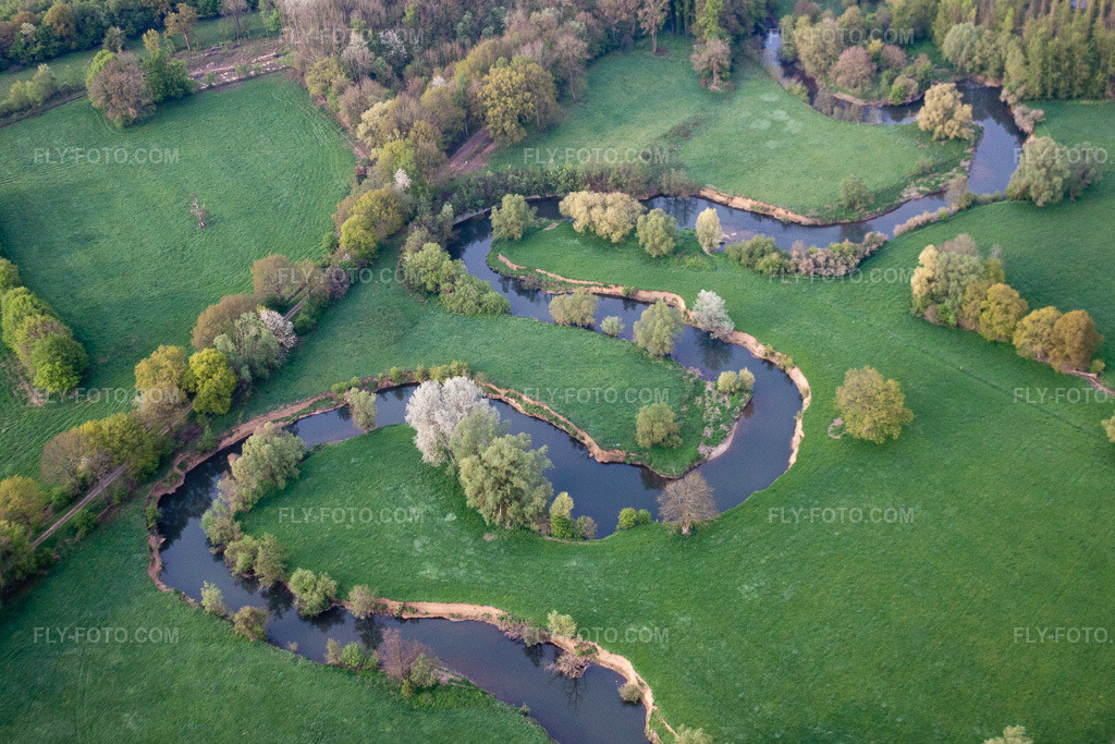 Aerial view: Curved loop of the riverbanks along the Oise river in Chigny in the state Aisne, France. – Photo: IMG_39973.jpg taken on 04/17/2011 by Werner Riehm/FLY-FOTO.com – Resolution of the original: 3946 x 2631 px