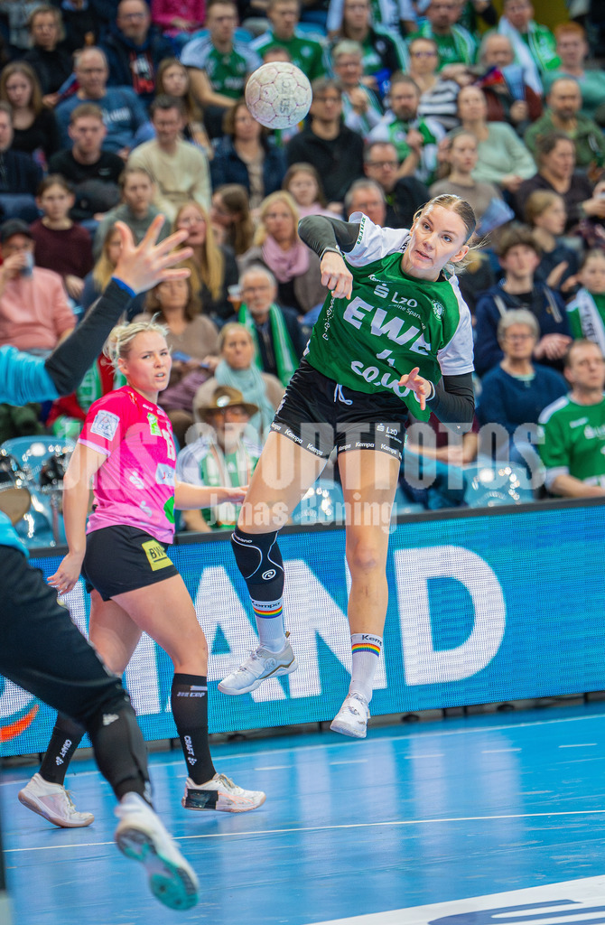 Handball I Frauen I Saison 2025-2026 I 1. HBF I 15. Spieltag I VFL Oldenburg - SV Union Halle-Neustadt 0037 | Toni-Luisa Reinemann (4, VfL Oldenburg) - Realisiert mit Pictrs.com