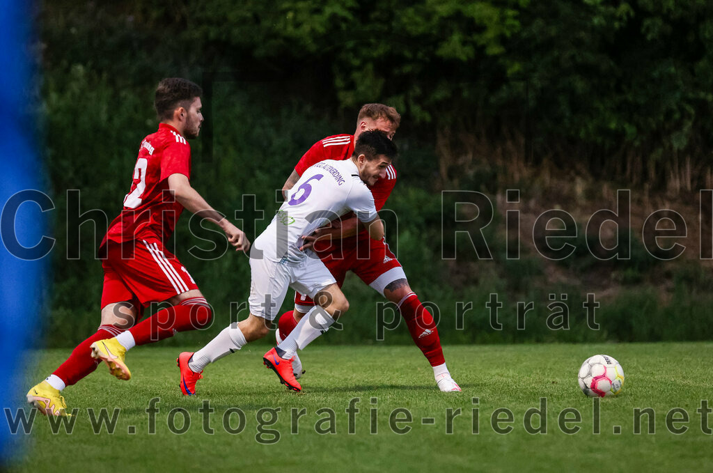 2023-08-01_016_FC_Finsing_gegen_SpVgg_Altenerding | Finsing, Deutschland, 01.08.2023:
Fußball, TOTO Pokal 2023 / 2024, 1. Spieltag, FC Finsing gegen SpVgg Altenerding, Endergebnis: 0:5

Lucca Stark (FC Finsing, #12), Dominik Frisch (SpVgg Altenerding, #6), Christopher Biendl (FC Finsing, #7)

Foto: Christian Riedel / fotografie-riedel.net