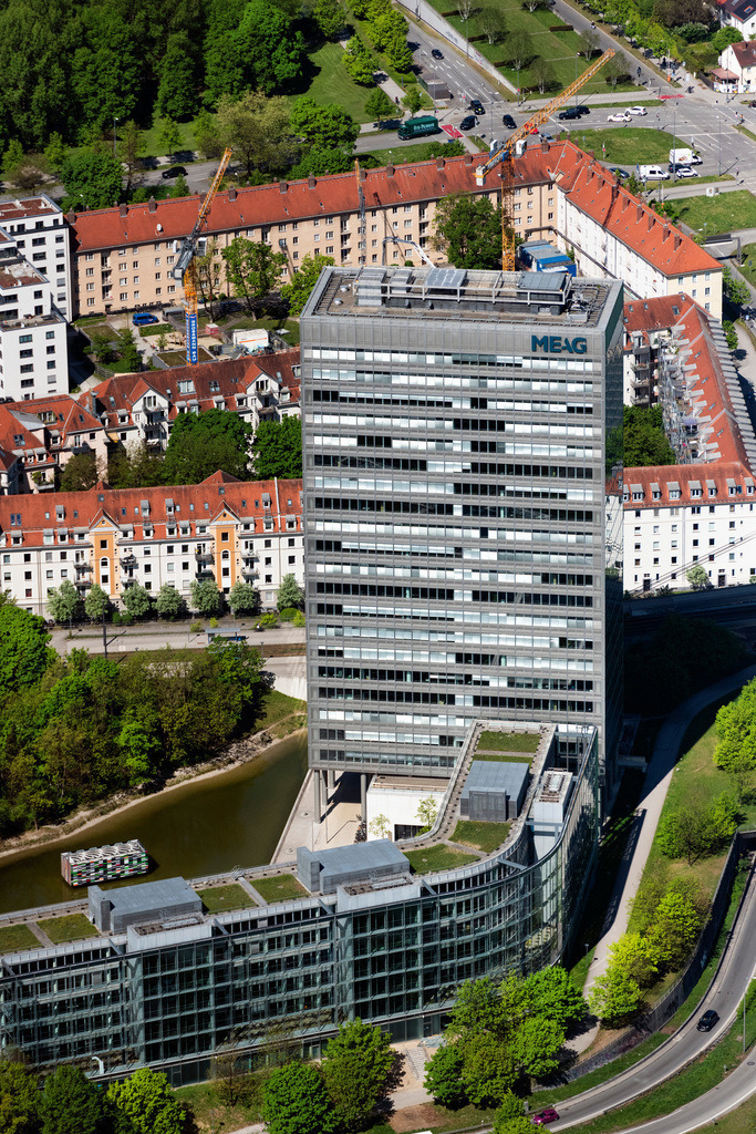 dr__0063770.jpg | MüNCHEN 29.04.2025 Büro- und Unternehmensverwaltungs Hochhaus- Gebäude der MEAG an der Straße Am Münchner Tor im Ortsteil Freimann in München im Bundesland Bayern, Deutschland. Weiterführende Informationen bei: MEAG MUNICH ERGO AssetManagement GmbH,  Münchener Rückversicherungs-Gesellschaft MUNIC RE. // Office and corporate management high-rise building of MEAG on street Am Muenchner Tor in the district Freimann in Munich in the state Bavaria, Germany. Further information at: MEAG MUNICH ERGO AssetManagement GmbH,  Muenchener Rueckversicherungs-Gesellschaft MUNIC RE. Foto: Daniel Reiter