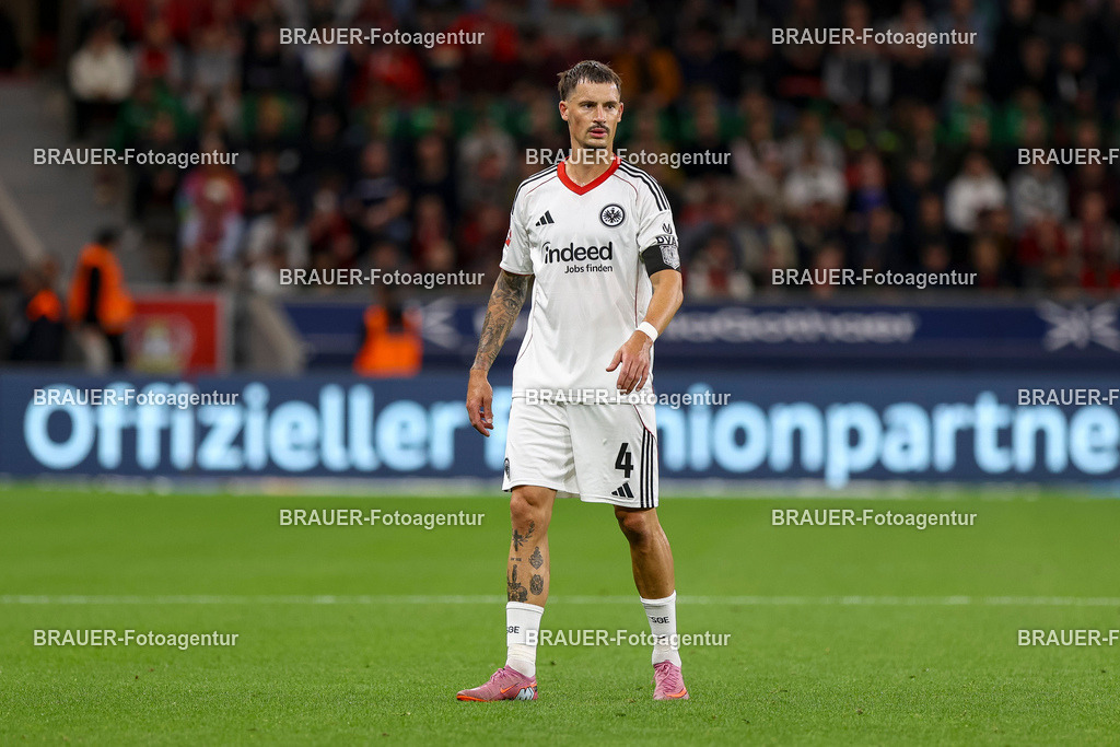 Bayer 04 Leverkusen vs Eintracht Frankfurt - Bundesliga  | Leverkusen, Deutschland, 12.09.25:   Robin Koch (Eintracht Frankfurt) schaut waehrend des Spiels der Bundesliga zwischen  Bayer 04 Leverkusen vs Eintracht Frankfurt in der BayArena(Foto von Brauer-Fotoagentur / Adrian Schlueter)