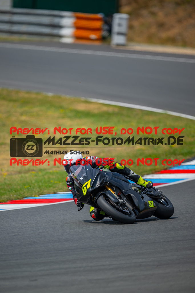 MaZZes-Fotomatrix-20260801-459985 | WEISS