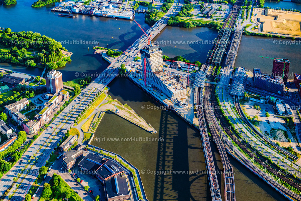 Hamburg_Elbbrücken_Elbtower_Baakenhafen_Hafencity_ELS_8345160625 | HAMBURG 20.06.2025 Baustelle zum Neubau des Hochhaus- Gebäudekomplexes " Elbtower " an der Zweibrückenstraße zwischen Oberhafenkanal und Norderelbe im Ortsteil HafenCity in Hamburg, Deutschland. Weiterführende Informationen bei: Adolf Lupp GmbH + Co KG,  Akustik-Ingenieurbüro Moll GmbH,  BTB Betontechnik GmbH,  David Chipperfield Architects - Gesellschaft von Architekten mbH,  Ed. Züblin AG,  Implenia AG,  LV Baumanagement AG,  NOBU HOTELS CORPORATE OFFICE,  SIGNA HOLDING GMBH. // Construction site for new high-rise building complex " Elbtower " on Zweibrueckenstrasse between Oberhafenkanal and Norderelbe in the district HafenCity in Hamburg, Germany. Further information at: Adolf Lupp GmbH + Co KG,  Akustik-Ingenieurbuero Moll GmbH,  BTB Betontechnik GmbH,  David Chipperfield Architects - Gesellschaft von Architekten mbH,  Ed. Zueblin AG,  Implenia AG,  LV Baumanagement AG,  NOBU HOTELS CORPORATE OFFICE,  SIGNA HOLDING GMBH. Foto: Martin Elsen