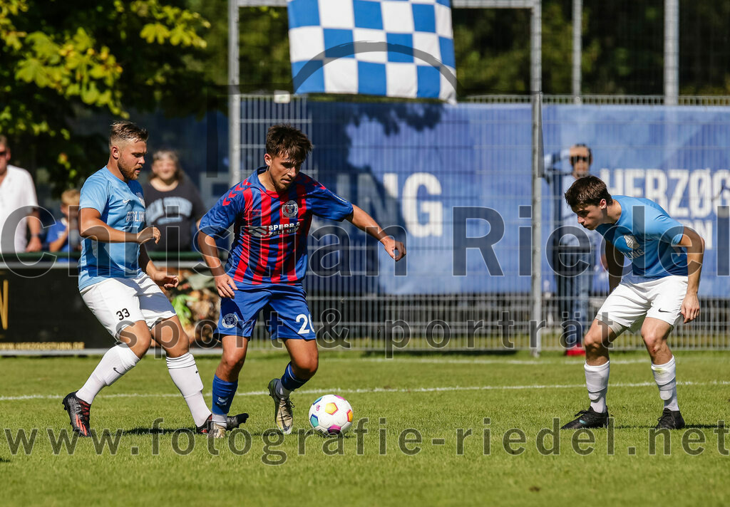 2023-09-16_103_FC_Langengeisling_gegen_TSV_Dorfen | Erding, Deutschland, 16.09.2023:
Fußball, Bezirksliga Oberbayern Ost 2023 / 2024, 9. Spieltag, FC Langengeisling gegen TSV Dorfen, Endergebnis: 3:1

Hannes Dornauer (FC Langengeisling, #33), Leon Eicher (TSV Dorfen, #20), Paul Bucher (FC Langengeisling, #18)

Foto: Christian Riedel / fotografie-riedel.net