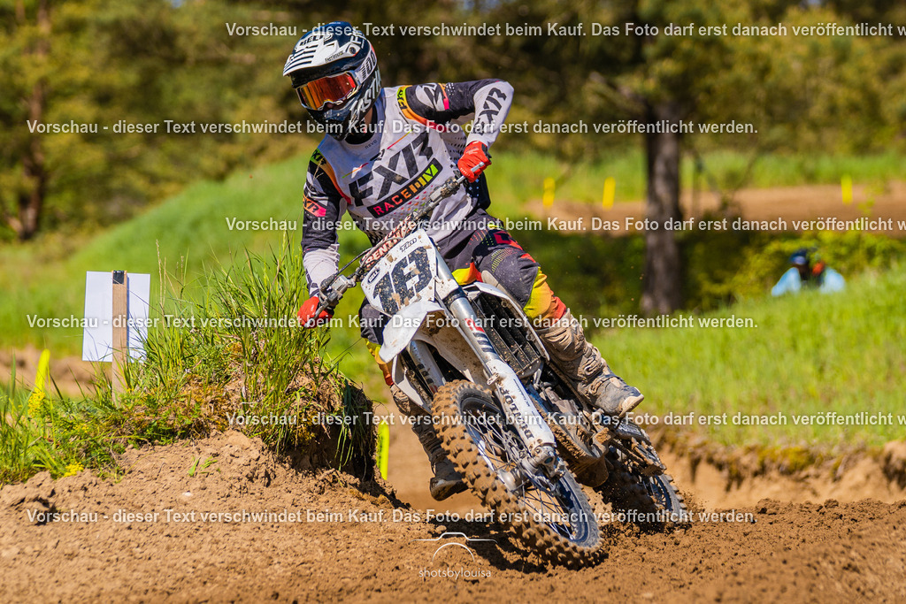 20260517_Templin-6021 | Sportfotografin aus Berlin-Brandenburg mit Fokus auf Motocross. Ich halte deine sportliche Leistung und echte Emotionen auf und neben der Strecke professionell fest. Entdecke die Fotos von deinem Rennen und bestelle sie direkt hier im Shop.