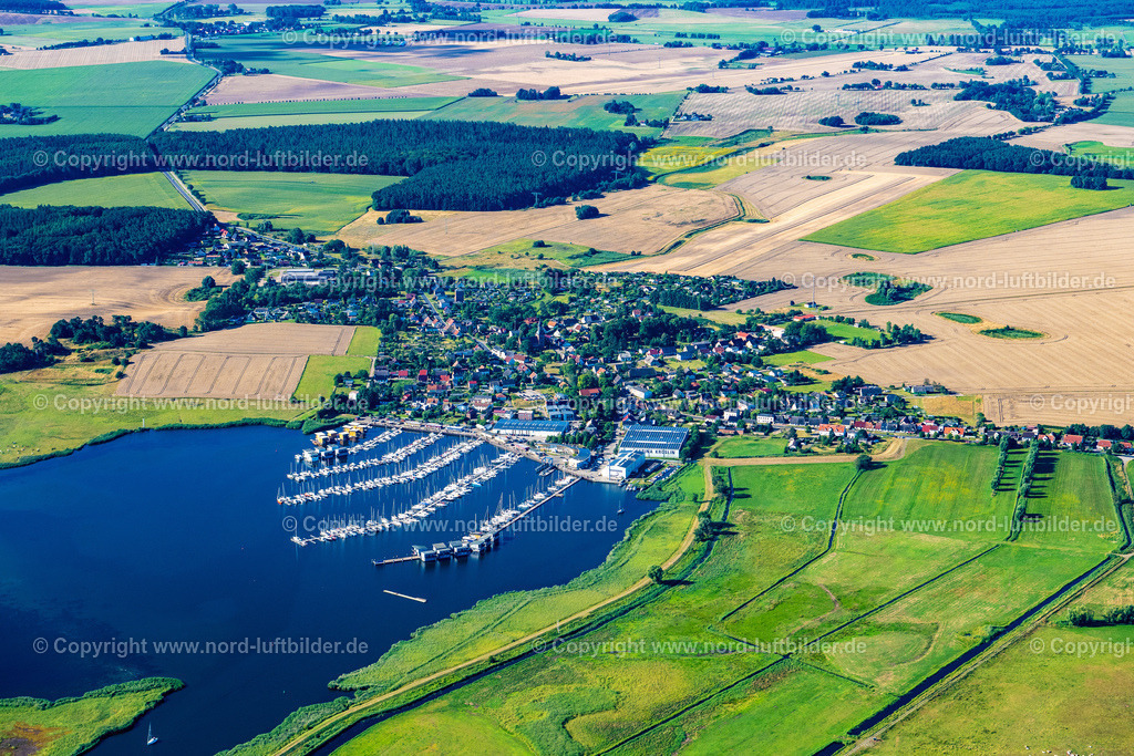Kröslin_ELS_7424100822 | KRöSLIN 10.08.2022 Yachthafen mit Sportboot- Anlegestellen und Bootsliegeplätzen des BALTIC SEA RESORT am Uferbereich des Krössliner See an der Hafenstraße in Kröslin im Bundesland Mecklenburg-Vorpommern, Deutschland. Weiterführende Informationen bei: Gemeinde Kröslin,  Marina Kröslin GmbH. // Pleasure boat marina with docks and moorings on the shore area of BALTIC SEA RESORT of Kroessliner See on street Hafenstrasse in Kroeslin in the state Mecklenburg - Western Pomerania, Germany. Further information at: Gemeinde Kroeslin,  Marina Kroeslin GmbH. Foto: Martin Elsen