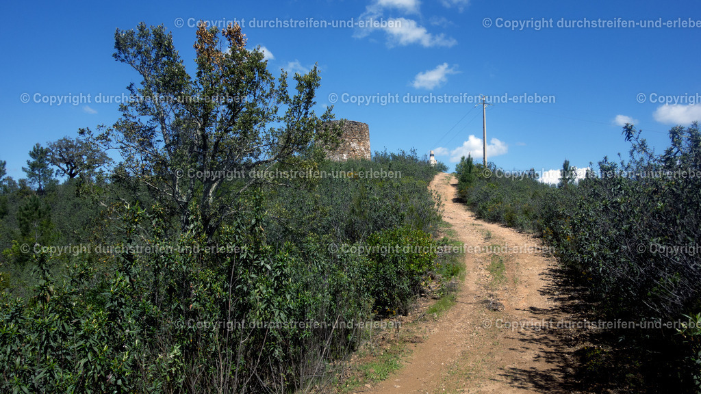 Hügel mit Ruine einer Windmühle zwischen Barrigões und California in der einsamen Serra do Caldeirão, Algarve | Hügel mit Ruine einer Windmühle zwischen Barrigões und California in der einsamen Serra do Caldeirão, Algarve - Realisiert mit Pictrs.com