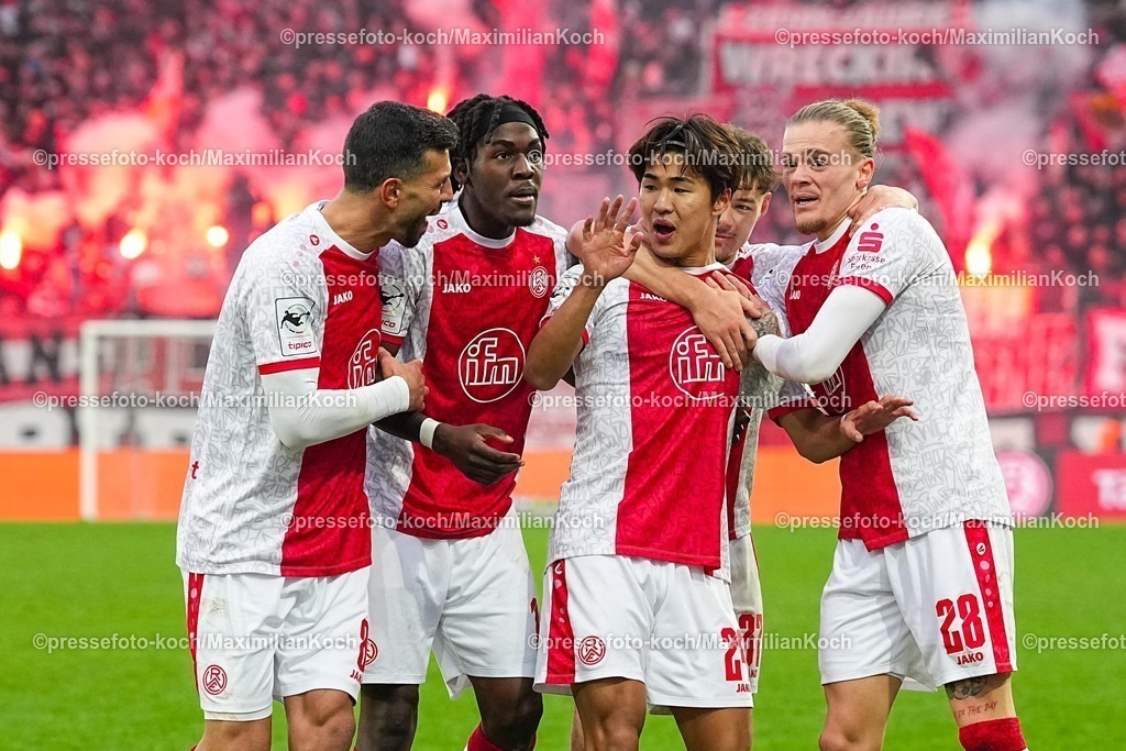 xYDRx20122501078a | 20.12.2025, xydrx, Fußball, 3.Liga, Rot-Weiss Essen - SSV Ulm 1846, Saison 2025 2026, Stadion an der Hafenstraße: Torjubel nach dem Tor zum 3:2 für Rot-Weiss Essen durch Torschütze Kaito Mizuta (Rot-Weiss Essen #24) zusammen mit Tom Moustier (Rot-Weiss Essen #28) Klaus Gjasula (Rot-Weiss Essen #8) Franci Clarck Bouebari Kitsamoutsele (Rot-Weiss Essen #19)   DFB regulations prohibit any use of photographs as image sequences and or quasi-video.Photo: xYannisxDreimannxPressefotoKochx
