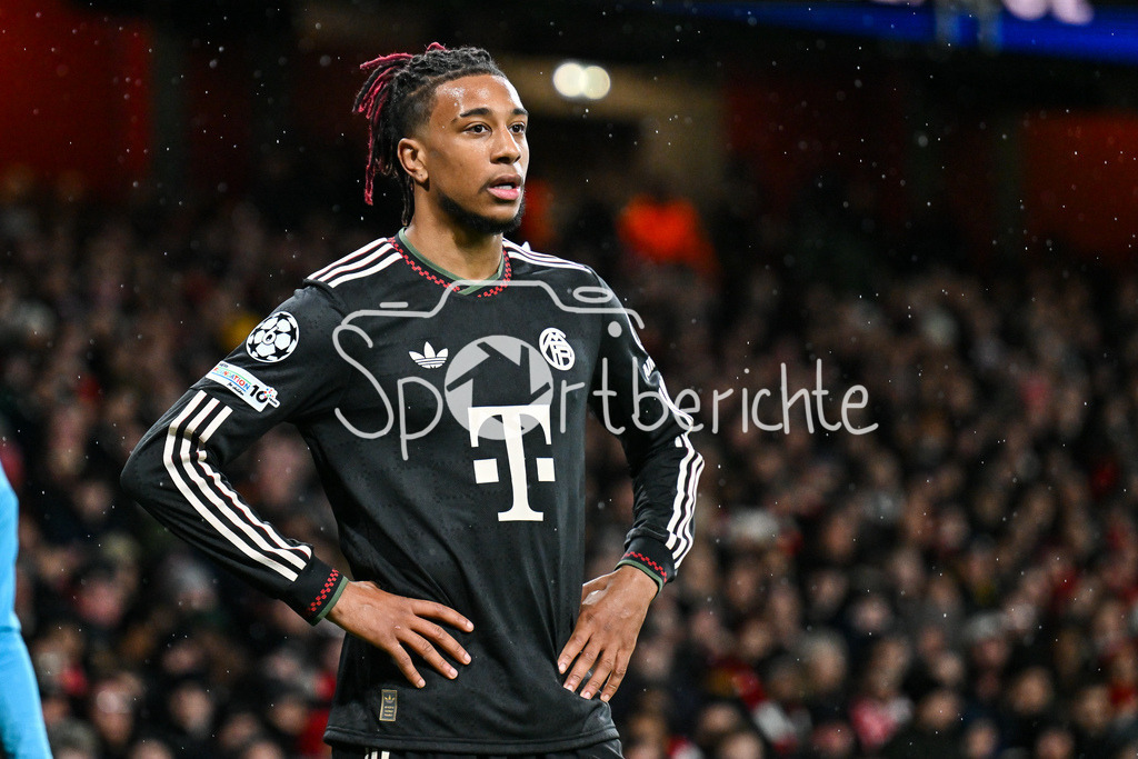 Arsenal FC - FC Bayern München | LONDON, ENGLAND - 26. NOVEMBER: im Bild Michael OLISE (FC Bayern Munich 17) beim Ligaspiel zwischen Arsenal London und dem FC Bayern München am 5. Spieltag der UEFA Champions League im Emirates Stadium am 26.11.2025