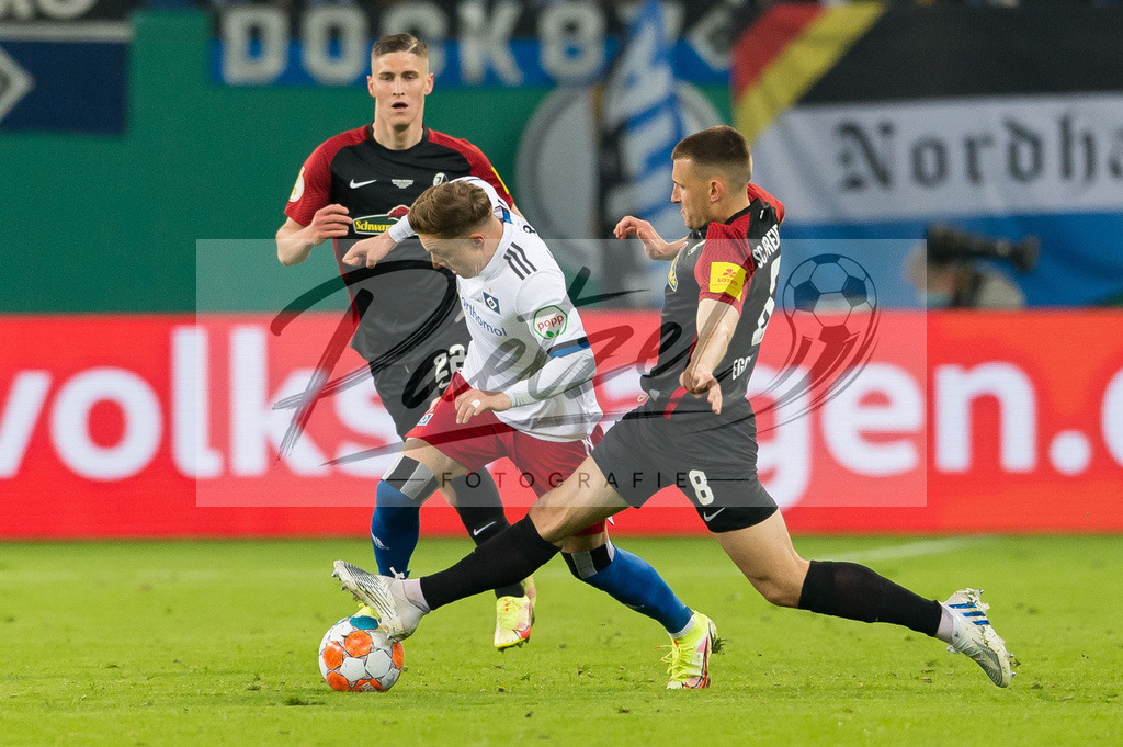 HSVSCF20220419_081 | Fussball, Herren: Sonny Kittel (Hamburger SV) und Maximilian Eggestein (SC Freiburg) im Zweikampf beim DFB-Pokal-Halbfinalspiel zwischen Hamburger SV und SC Freiburg im Volksparkstadion am 19.04.2022 in Hamburg, Deutschland.DFB / DFL REGULATIONS PROHIBIT ANY USE OF PHOTOGRAPHS AS IMAGE SEQUENCES AND/OR QUASI-VIDEO. - Realisiert mit Pictrs.com