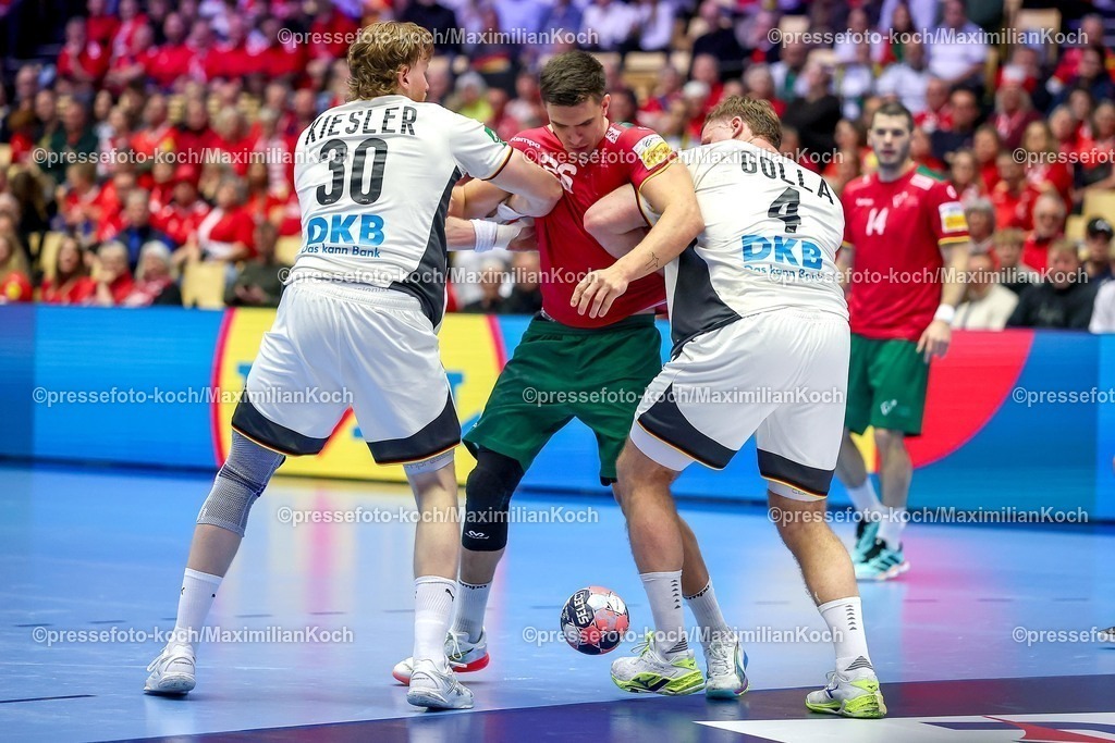 EHF22012601105 | 22.01.2026, Handball, Men's EHF EURO 2026, Deutschland - Portugal, Jyske Bank Boxen in Herning, Dänemark, Main Round:  Francisco Mota Costa (Portugal #26) wird von  Tom Kiesler (Germany #30) und  Johannes Golla (Germany #04) festgemacht