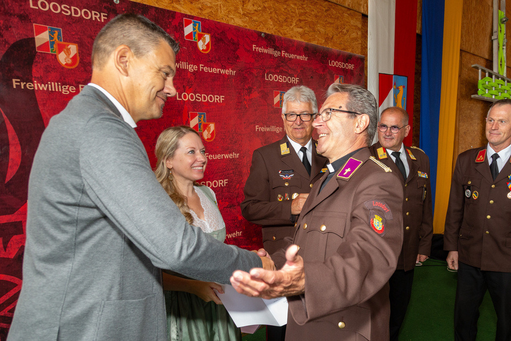 49_Ansprachen - Ehrungen_049 | Fotodoku der Festmesse im FF-Haus Loosdorf anlässlich der Fahrzeugweihe und in Dienststellung der neuen Einsatzfahrzeuge der FF-Loosdorf.