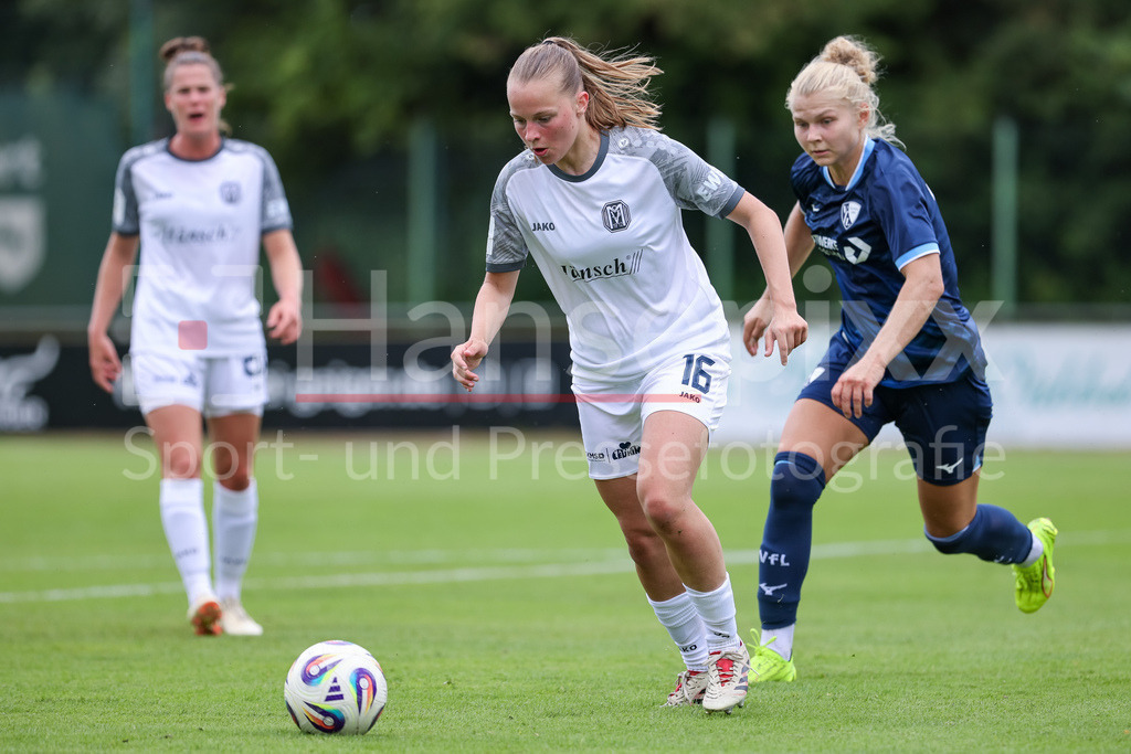 Fussball, Testspiel Frauen, SV Meppen - VfL Bochum | v.li.: Lilly Bartke (SV Meppen, 16) und Fiona Gaißer (VfL Bochum, 19) im Zweikampf, Duell, Dynamik, Aktion, Action, Spielszene