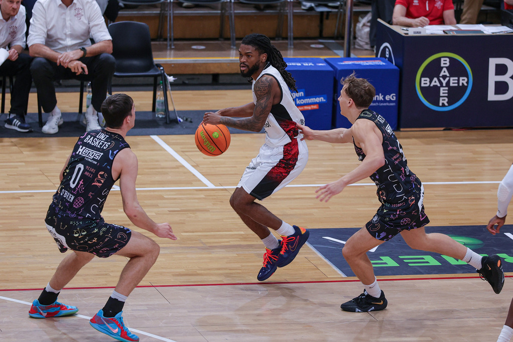 Pro A BAYER GIANTS vs Uni Baskets Münster-66 | Fotos von Basketballspielen aus dem Raum NRW fotografiert von Gero Mueller-Laschet und Daniel Schaefer - Realisiert mit Pictrs.com