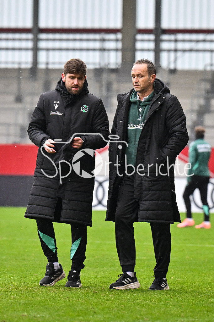 FC Bayern München - Hannover 96 | MUNICH, GERMANY - 15. FEBRUARY: im Bild Martin GLÄSE Co-Trainer Hannover 96 U19 und Dirk LOTTNER Trainer A-Junioren Hannover 96 während dem Spiel zwischen der U19 des FC Bayern München und der U19 von Hannover 96 am 2. Spieltag der Hauptrunde der U19-DFB-Nachwuchsliga am FC Bayern Campus