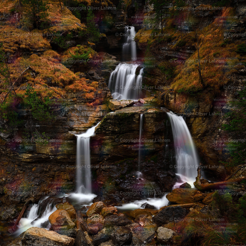 Herbstliche Kuhflucht Wasserfälle | Die Kuhflucht Wasserfälle bei Farchant sind zu jeder Zeit ein Besuch wert. Hier im Spätherbst bei Regenwetter kamen die intensiven Farben besonders gut zur Geltung.