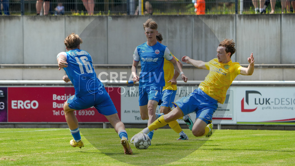 Fußball, Herren, Saison 2025/2026, 3. Luckenwalder Turmpokal, Werner-Seelenbinder-Stadion Luckenwalde, Spiel: FSV 63 Luckenwalde vs. F.C. Hansa Rostock U19,  | Fußball, Herren, Saison 2025/2026, 3. Luckenwalder Turmpokal, Werner-Seelenbinder-Stadion Luckenwalde, Spiel: FSV 63 Luckenwalde vs. F.C. Hansa Rostock U19,  Im Bild: Robin Falk (l. Hansa), Tom Bader (m. Hansa) und Remo Merke (r. Luckenwalde) - Realisiert mit Pictrs.com