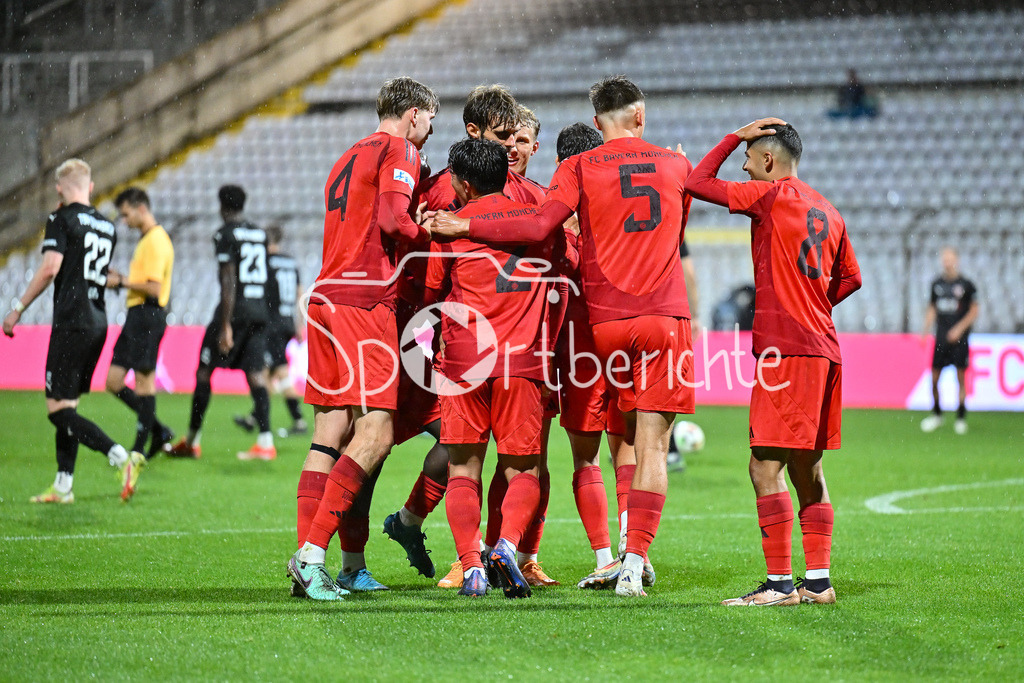 FC Bayern Amateure - TSV Buchbach | Jubel nach dem Treffer zum 2-1 durch Luca DENK (FC Bayern München II #6) / Tor / Jubel / Happy / Tor / torschuezte / Regionalliga Bayern: FC Bayern München II - TSV Buchbach, Gruenwalder Stadion am 27.09.2024