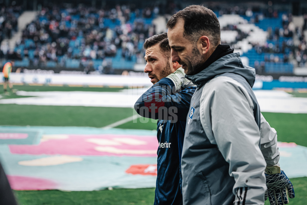 Fußball | Männer | Saison 2024/2025 | 2. Fußball-Bundesliga | 20. Spieltag | Hamburger SV vs. Hannover 96 | 02.02.2025 | Daniel Heuer Fernandes (#1, HSV) fasst sich an den Nacken, vielleicht verletzt beim Aufwärmen